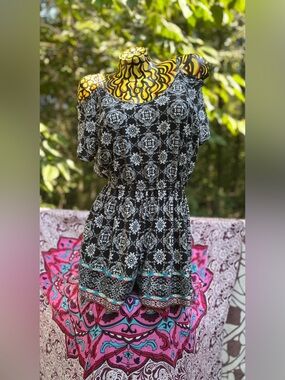 Derek Heart Black & White Printed Women's Top with Patterned Hem